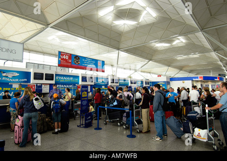 Ryanair Check-in am Flughafen Stansted, England UK Stockfoto