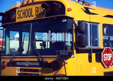Ein Bild von einem hellen gelb, leer Schulbus. Könnte Konzepte von Schule, Bildung, Kindersicherheit, Kid es Zukunft, etc. zu veranschaulichen. Stockfoto