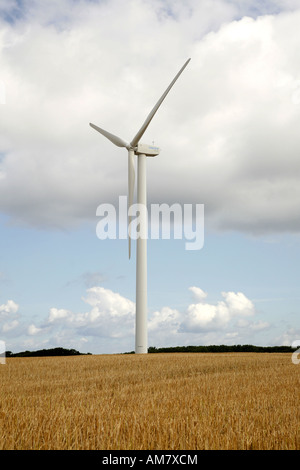 Windkraftanlagen auf Stoppelfeld Stockfoto