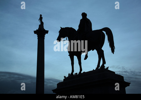 Trafalgar Square zeigt Nelsons Säule und König George IV in der silhouette Stockfoto