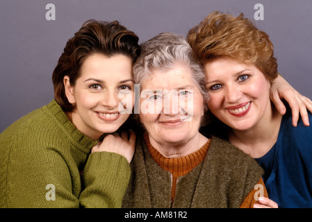 Junge Frau mit Mutter und Großmutter, Lächeln, Porträt Stockfoto