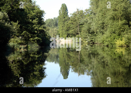 Downstream-Ansicht des Sonning Schleuse und Wehr auf Themse in Berkshire Stockfoto