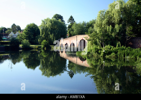 Blick auf Sonning Bridge über die Themse genommen von der Ostseite aus der Themse-Pfad am nördlichen Ufer 1 Stockfoto