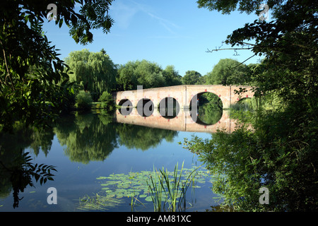 Blick auf Sonning Bridge über die Themse genommen von der Ostseite auf der Themsepromenade am Nordufer 2 Stockfoto