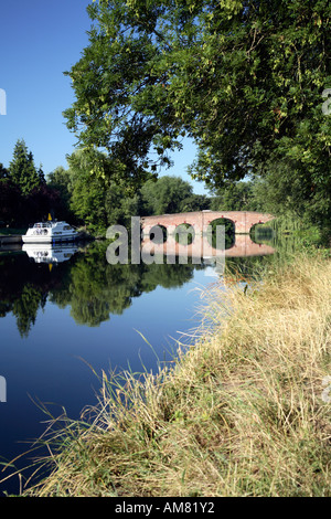 Blick auf Sonning Bridge über die Themse genommen von der Ostseite aus der Themse-Pfad am nördlichen Ufer 5 Stockfoto