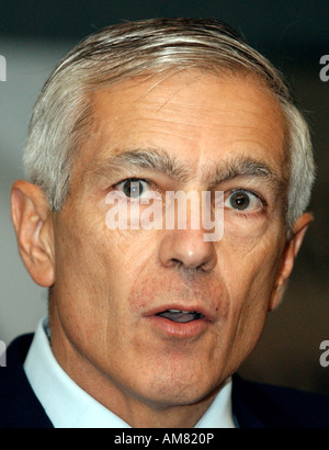 General Wesley K Clark Ret spricht während eines Mittagessens am militärischen Reporter und Redakteure 2003 Konferenz über Auswirkungen der Einbettung Stockfoto