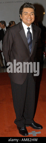 George Lopez kommt zum Kennedy Center für die 6. jährlichen Mark Twain Prize, Lily Tomlin auf Sonntag, 26. Oktober 2003 in Washi Stockfoto