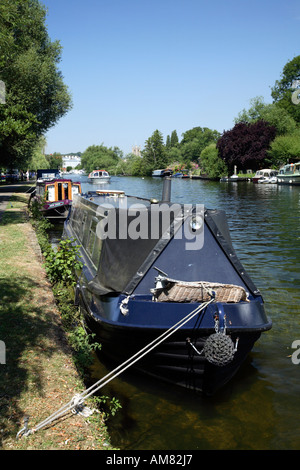 Thameside Blick auf Henley on Thames an heißen, sonnigen Sommertag mit festgemachten Booten im Vordergrund und Kirche im Hintergrund Stockfoto