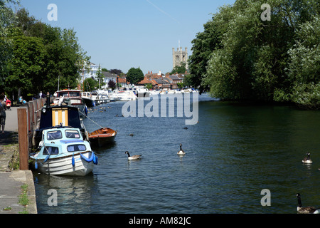 Thameside Blick auf Henley on Thames an heißen, sonnigen Sommertag mit festgemachten Booten im Vordergrund und Kirche im Hintergrund Stockfoto