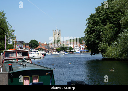 Thameside Blick auf Henley on Thames an heißen, sonnigen Sommertag mit festgemachten Booten im Vordergrund und Kirche im Hintergrund Stockfoto