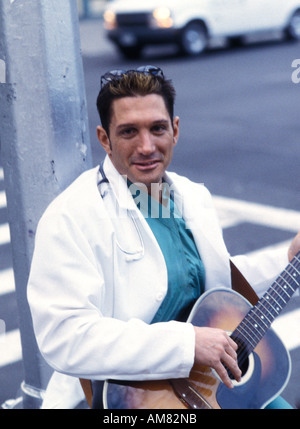 Junge Mann spielt Gitarre, Lächeln, Porträt Stockfoto
