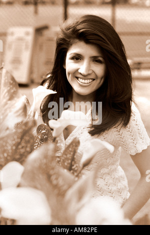 Junge Frau mit Blumen, Lächeln, Porträt Stockfoto
