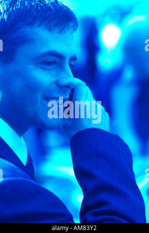 Junger Mann mit Handy, Porträt Stockfoto