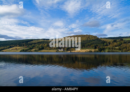 dh Scottish Loch Tummel STRATHTUMEL PERTHSHIRE Highlands lochside Tay Forest Park Shore Hochland landschaftlich schöne Lochs blauen Himmel schöne Landschaft Schottland Stockfoto