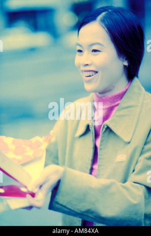 Junge Frau mit Pizza, Lächeln Stockfoto
