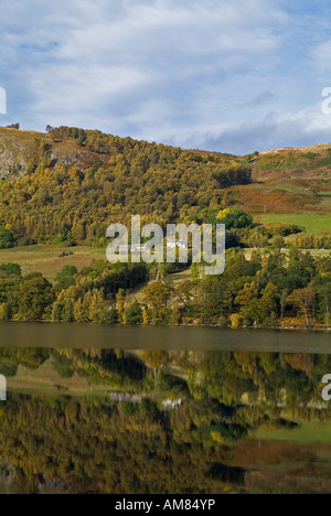 dh Loch Tummel STRATHTUMEL PERTHSHIRE North Lochside Tay Forest Park Shore Remote Cottage Highlands schottland Stockfoto