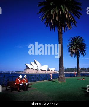 Zwei traditionell gekleideten Soldaten auf einer Bank am Sydney Opera House hinter in New South Wales Australien Stockfoto