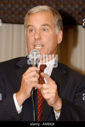 Ehemaliger Gouverneur Howard Dean D VT spricht während des Präsidentschafts-Kandidaten-Forums in Arlington, VA am Freitag, 11. Juli 2003 ist Stockfoto