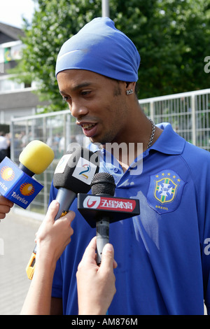 Interview mit Ronaldinho, Belkaw Stadion, Training der brasilianischen Nationalmannschaft, Bergisch Gladbach, Nordrhein-Westfalen, Stockfoto