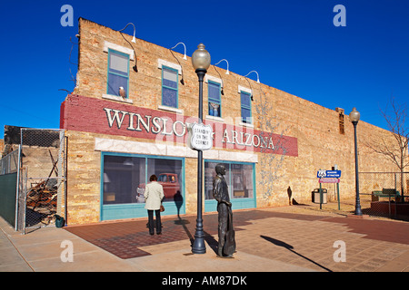 USA, Arizona, Route 66, Winslow, Altstadt, steh auf eine Ecke Park, berühmt für die Eagles erfolgreichen Song Stockfoto