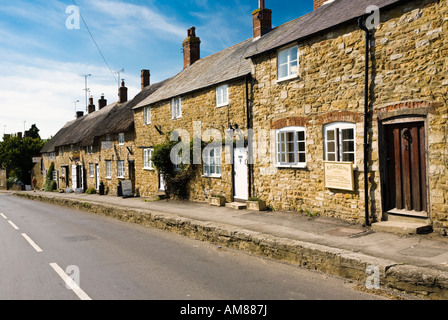 Alte Zeile des terrassenförmig angelegten Bungalows an Abbotsbury, Dorset, Großbritannien Stockfoto