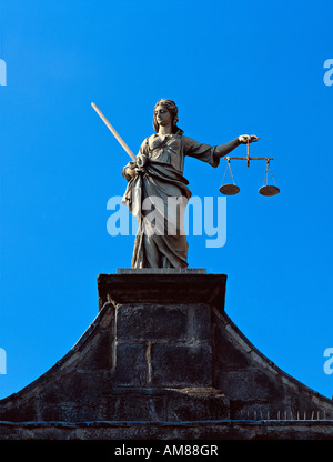 Schloss von Dublin, Dublin, Irland. Eine Statue des Gerichtshofs (ohne Augenbinde) steht über dem Haupttor - einheimischen Witz über die britische Justiz nicht blind Stockfoto