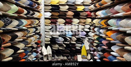 Bunten Pantoffeln, marokkanischen Markt stehen in einem Souk, Fes, Marokko Stockfoto