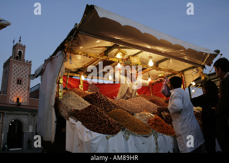 Marktstand auf dem Platz Djamaa el Fna, Marrakesch, Marokko Stockfoto