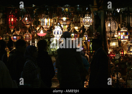 Marktstand mit Lampen auf dem Platz Djamaa el Fna, Marrakesch, Marokko Stockfoto