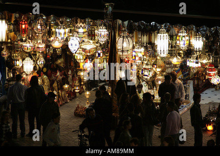 Marktstand mit Lampen auf dem Platz Djamaa el Fna, Marrakesch, Marokko Stockfoto