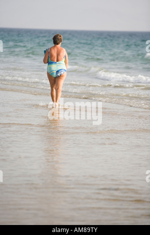 Frau zu Fuß am Ufer des Meeres in Tarifa Cadiz Spanien Stockfoto