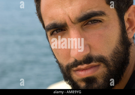 Nahaufnahme eines Mannes wütend Arabisch Stockfoto