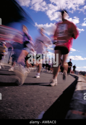 Menschen laufen Marathon verschwommen Bewegung verzerrt Stockfoto