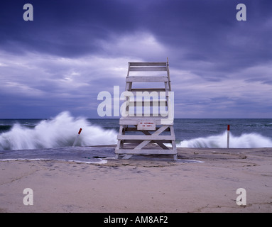 Ansicht des einsamen Strand und Rettungsschwimmer stehen bei stürmischem Wetter Stockfoto