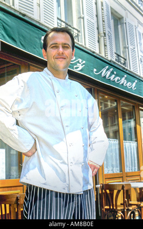 Porträt französischer Koch in PARIS France Regional French Bistro Restaurant, Bretagne 'Chez Michel', steht vor der Tür, Economy im Catering Stockfoto
