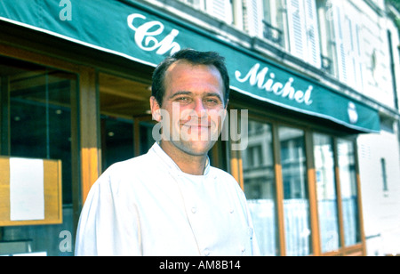 Porträt französischen Küchenchef im "PARIS Frankreich" regionale französische Bistro-Restaurant, Bretagne 'Chez Michel"im Außenbereich Stockfoto