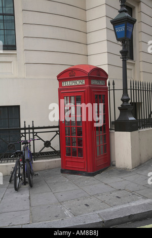 Exterieur des Charring Cross Polizeistation blaue Lampe, rote Telefonzelle und Fahrräder. Stockfoto