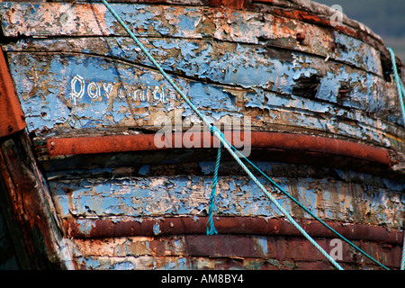 Nahaufnahme Detail des Peeling Boot Kiels eines Schiffswracks, Salen, Isle of Mull, Westküste von Schottland, UK Stockfoto