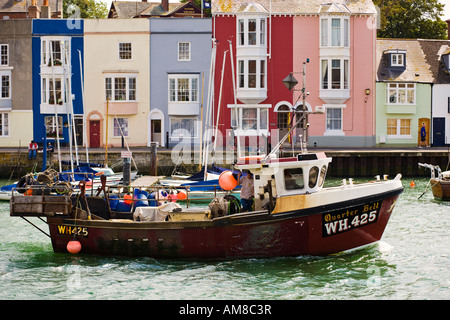 Kleines Fischerboot zurück nach Hause in den Hafen, Weymouth, Dorset UK Stockfoto