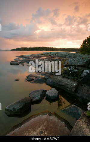 Sonnenuntergang auf der kleinen Insel im See Groholmen Vansjø in Østfold, Norwegen. Vansjø ist ein Teil des Wassers, das System namens Morsavassdraget. Stockfoto