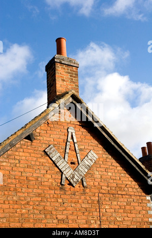 Platz und Kompass auf der Seite eines Gebäudes in South Derbyshire, England, Vereinigtes Königreich Stockfoto