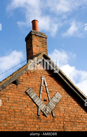 Platz und Kompass auf der Seite eines Gebäudes in South Derbyshire, England, Vereinigtes Königreich Stockfoto