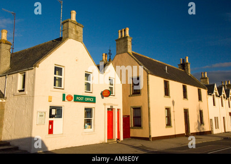 Postamt und Häuser im Dorf von Bonar Bridge in Sutherland in den schottischen Highlands Stockfoto
