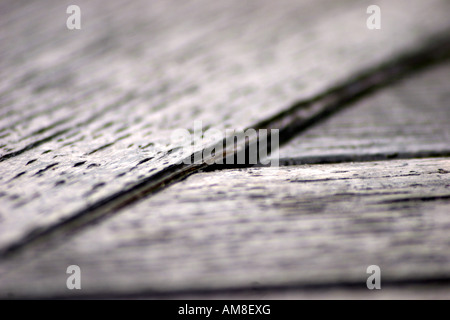 Hölzerne Interchange - eine Nahaufnahme Makroaufnahme einer hölzernen Gartentisch. Stockfoto