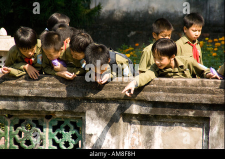 Pfadfinder bei Van Mieu Tempel der Literatur Lotus Pond in Hanoi Stockfoto