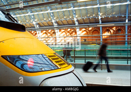 Passagiere mit dem Eurostar bei St Pancras International Station London Vereinigtes Königreich Stockfoto