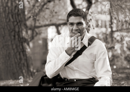 Junger Mann Essen Apfel, portrait Stockfoto