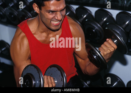 Junger Mann im Fitness-Studio Stockfoto