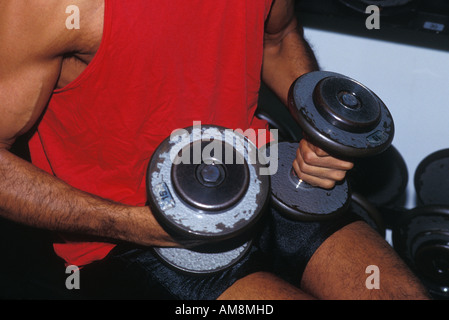 Junger Mann im Fitness-Studio Stockfoto