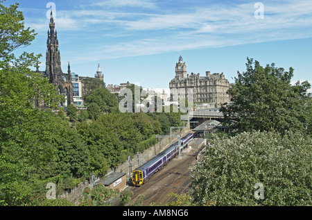 Eine erste Scotrail class 58 Diesel Multiple Unit an einem sonnigen Sommertag am Edinburgh Waverley Bahnhof ankommt. Stockfoto